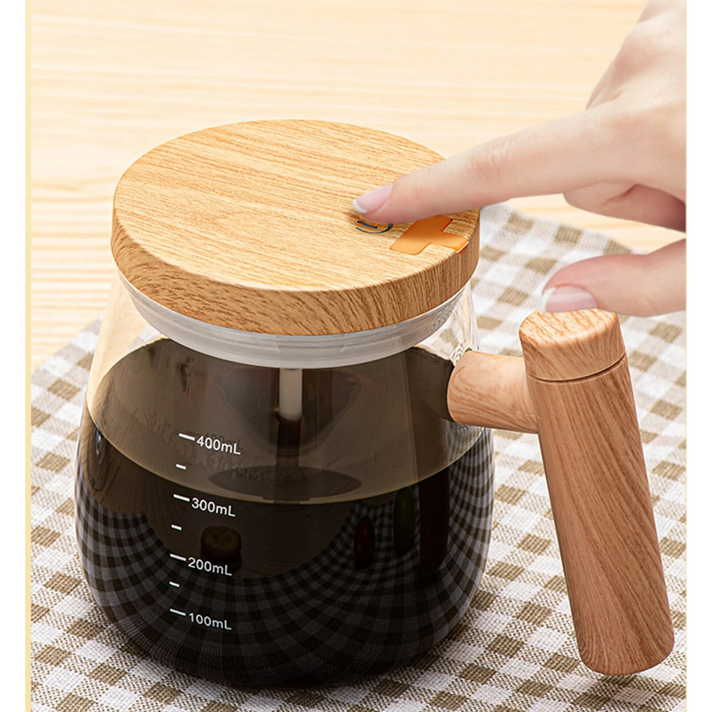 Automatic mixing smart mug blending hot coffee with high-speed stirrer