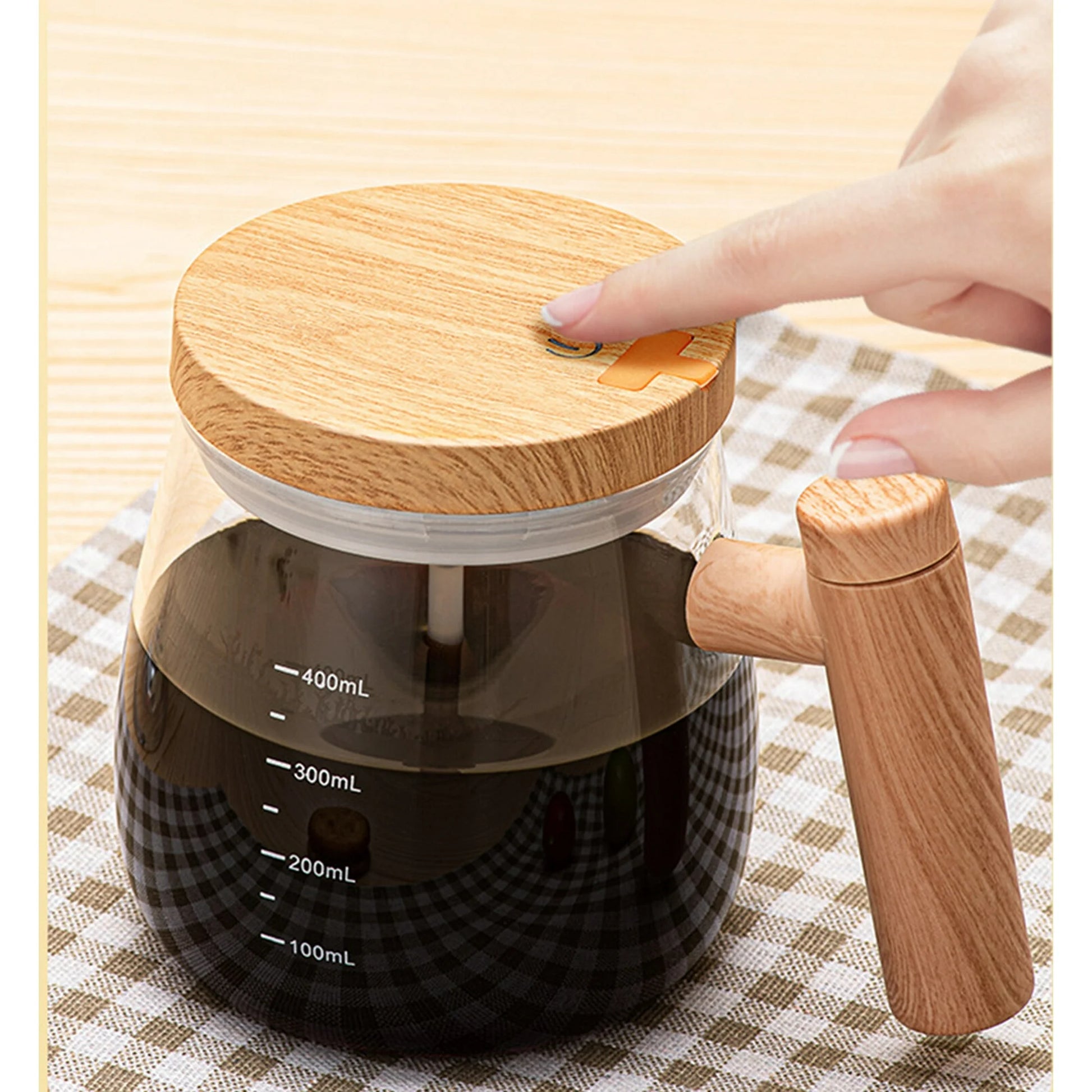 Automatic mixing smart mug blending hot coffee with high-speed stirrer